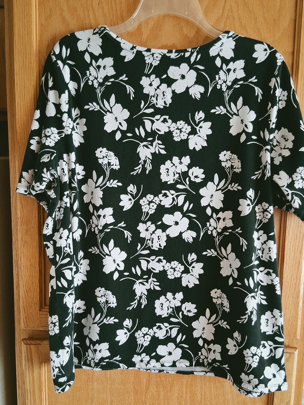 Black Floral Short-Sleeve Shirt - White Floral Print - Women - XL